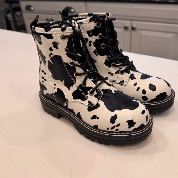 NEW Mia Girls White & Black Cowprint Lace Up Combat Boot Size 1 - Picture 3 of 10